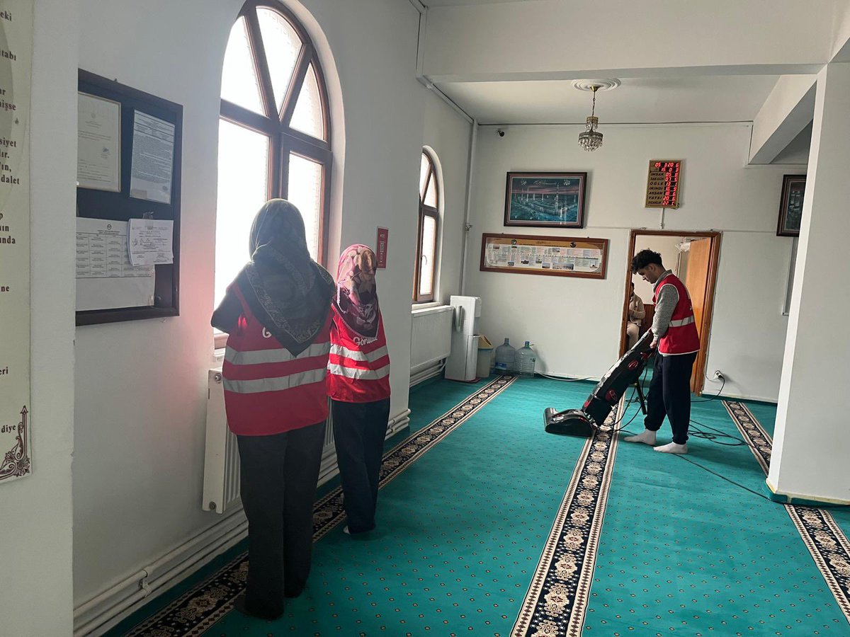 genckizilaybeu_'s tweet photo. Ramazan’ın bereketini ve huzurunu karşılamak için camimizde temizlik çalışması gerçekleştirdik. Genç Kızılay gönüllüleri olarak ibadet edilen bu güzel mekânı hep birlikte daha temiz ve huzurlu hale getirdik. 🤲🌙
#iyisin https://t.co/ZhTDQ6goZ8