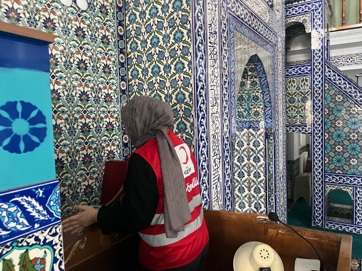 genckizilaybeu_'s tweet photo. Ramazan’ın bereketini ve huzurunu karşılamak için camimizde temizlik çalışması gerçekleştirdik. Genç Kızılay gönüllüleri olarak ibadet edilen bu güzel mekânı hep birlikte daha temiz ve huzurlu hale getirdik. 🤲🌙
#iyisin https://t.co/ZhTDQ6goZ8