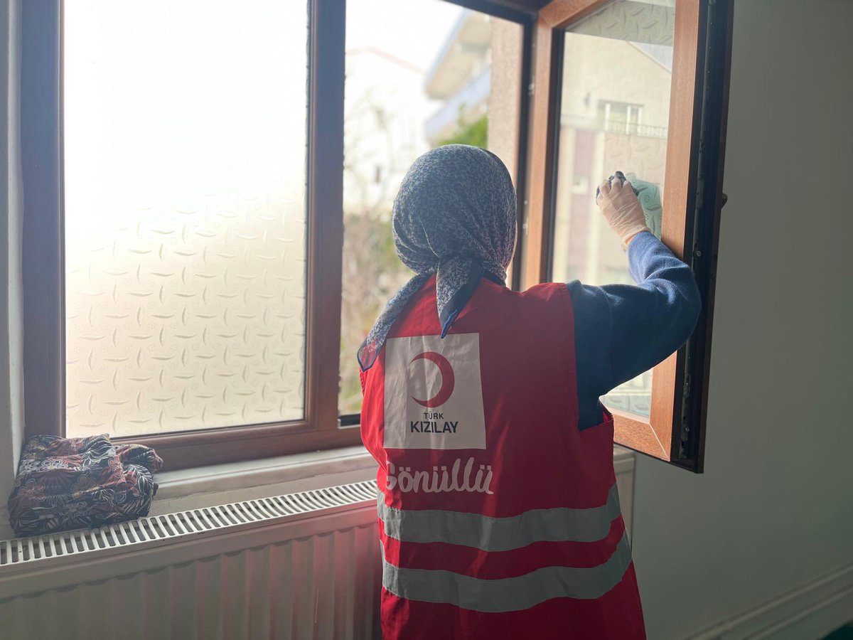 genckizilaybeu_'s tweet photo. Ramazan’ın bereketini ve huzurunu karşılamak için camimizde temizlik çalışması gerçekleştirdik. Genç Kızılay gönüllüleri olarak ibadet edilen bu güzel mekânı hep birlikte daha temiz ve huzurlu hale getirdik. 🤲🌙
#iyisin https://t.co/ZhTDQ6goZ8