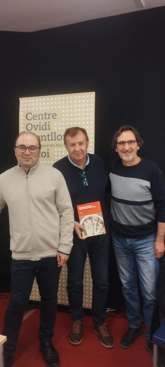 Presentació a Alcoi d’”Un país de llengua. Històries de la dignificació del valencià”, al <a href="/CCOvidiMontllor/">CentreOvidiMontllor</a>, dins  cicle "Parlem de llengua. Som i serem". Molt agraït a <a href="/FrancescGisber1/">Francesc Gisbert</a>, de <a href="/alcoicomtatpel1/">alcoià-comtatpelvalencià</a>, i a tota la gent que ens ha acompanyat <a href="/DetroitLlibres/">Detroit Llibres</a> 
<a href="/DrassanaLlibres/">Drassana</a>