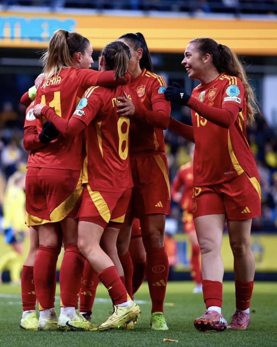 En medio de UNA GUERRA, la UEFA obliga a la <a href="/SEFutbolFem/">Selección Española Femenina de Fútbol</a> a viajar a Turquía

La sanción por no disputar el partido podría llegar hasta la descalificación del Mundial.

Absolutamente LAMENTABLE, <a href="/UEFA/">UEFA</a>.