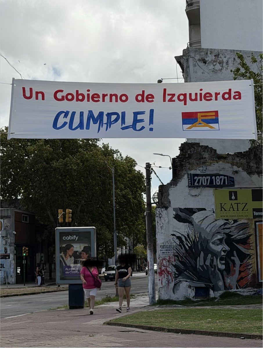 Teléfono intendente <a href="/Mario_Bergara/">Mario Bergara</a> ! Está bien q saque los carteles de "El gobierno te mintió", si es q no cumple con la normativa. Pero hay que sacar TODOS. Y este está hace mucho tiempo en frente al Palacio Legislativo, también fuera de la norma. 
¿O no? Veremos