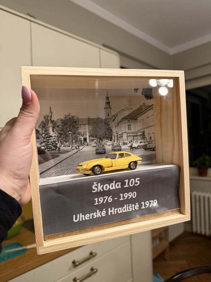 Pořád prototypuju, hledám vhodnou krabičku. Výhoda této, že už má plexi. Jen má hloubku k drážce 5,7 cm a je tak tak na model 1:43, ale je použitelná. 

Prohledala jsem kde co včetně bambusových organizérů, ale nic už mě nenapadá.

Nemáte někdo tip na podobné krabičky?