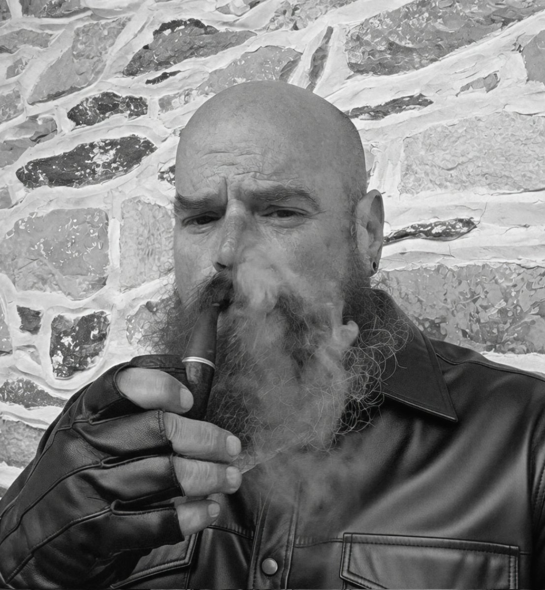 BaldBoss68's tweet photo. Warmer weather means more pipe time. 😈 #pipedad #cashmaster #findom #cashsub #daddybear #master https://t.co/aGDlL3ACPp