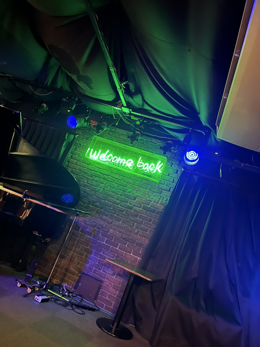 murasakisuda's tweet photo. 【 #UTPIA こぼれ話】

DAKEDOアコが好きな人は今日来るべきだったと思うよ。メロディのアコ初披露はもちろん、ENのSTORYとか愛さんの｢咳き込み｣とか｢ライブでしか味わえないこと｣満載だった。

寝落ちしてたので感想は明日にでも、おやすみー

情報量多すぎの一夜でした https://t.co/0LVlJ1FGNq