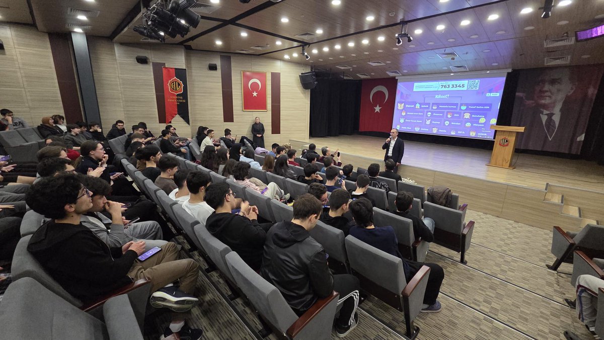 asirlikokullar's tweet photo. Asırlık Okullar Vakfı olarak, 1908 yılından bu yana köklü eğitim geleneğini sürdüren Kabataş Erkek Lisesi’nde sevgili Kırmızı-Siyahlı öğrencilerimizle Ramazan’ın bereketini paylaştığımız güzel bir iftar akşamında bir araya geldik. Aynı sofrayı paylaşmak ve öğrencilerimizle buluşmak bizler için ayrı bir anlam taşıdı.

İftar programımızın ardından öğrencilerimizle birlikte keyifli bir Kahoot yarışması da gerçekleştirdik. Yarışmada ilk 5’e giren öğrencilerimiz hediyeler kazandılar.

Bu anlamlı akşamda iftar programımıza katılımlarıyla bizleri onurlandıran Kabataş Erkek Lisesi Müdürü Sayın Dr. Muharrem Bayrak’a, kıymetli öğretmenlerimize, idarecilerimize ve sevgili Kırmızı-Siyahlı öğrencilerimize teşekkür ederiz.

Asırlık gelenek, aydınlık gelecek. 🌙
