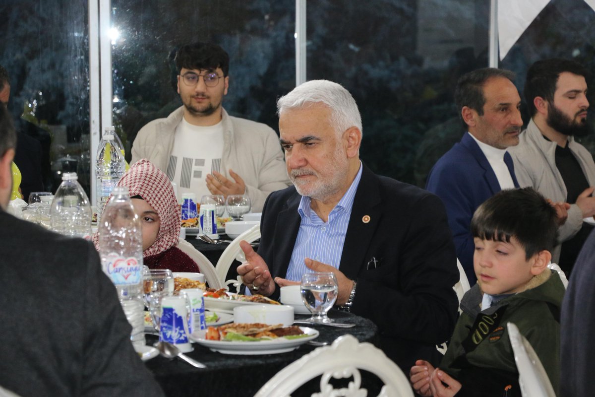 HurDavaPartisi's tweet photo. Genel Başkanımız Sayın Zekeriya Yapıcıoğlu, Şanlıurfa'da Umut Kervanı Vakfı ile Yetimler Vakfı tarafından "Dünya Yetimler Günü"  münasebetiyle düzenlen programda iftarını yetim çocuklarla birlikte açtı. https://t.co/gfSIi5ThV0