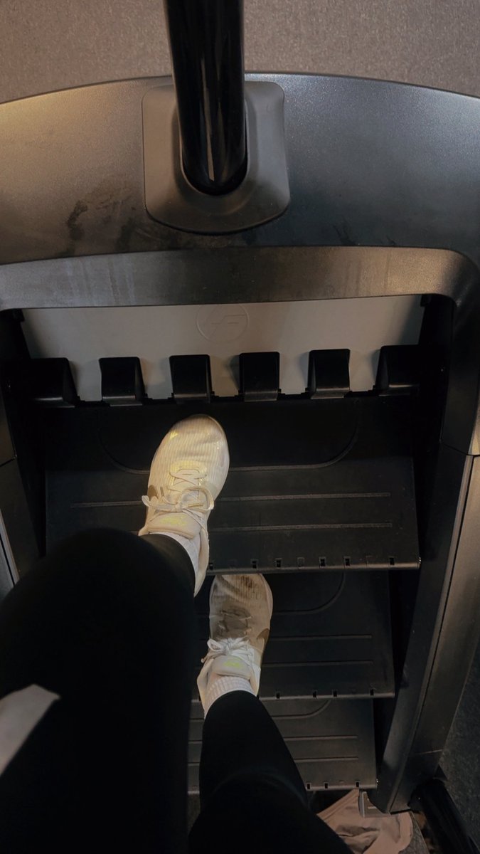 MrsFrancescaStu's tweet photo. I don’t think I’ll ever sweat as much using any other machine than the stairs master #traininsaneorstaythesame 💪🏼 #sweatymess https://t.co/xO911lKDce