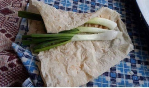 EMEKLİ, PARAYA KIYDI İFTARDA LAVAŞ YATAĞINDA TAZE SOĞAN ❗