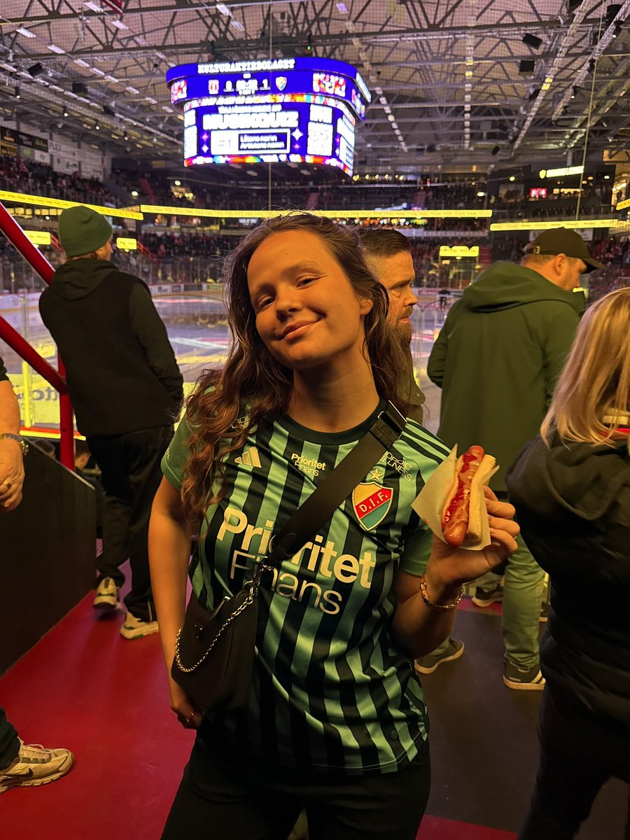 julia walentowicz tweet media