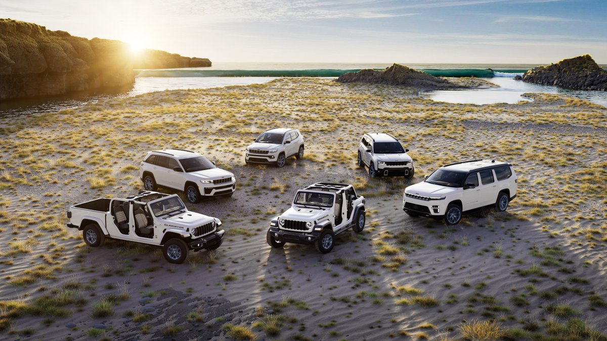 StellantisNAEsp's tweet image. .@Jeep celebra 85 años de liderazgo en aventura y capacidades con ediciones especiales conmemorativas 85th Anniversary para #JeepWrangler, #Gladiator, #Cherokee, #GrandCherokee, #GrandWagoneer y #Compass.
Más información ➡️ bit.ly/4r9RP3B
#Jeepeando #85thanniversary
