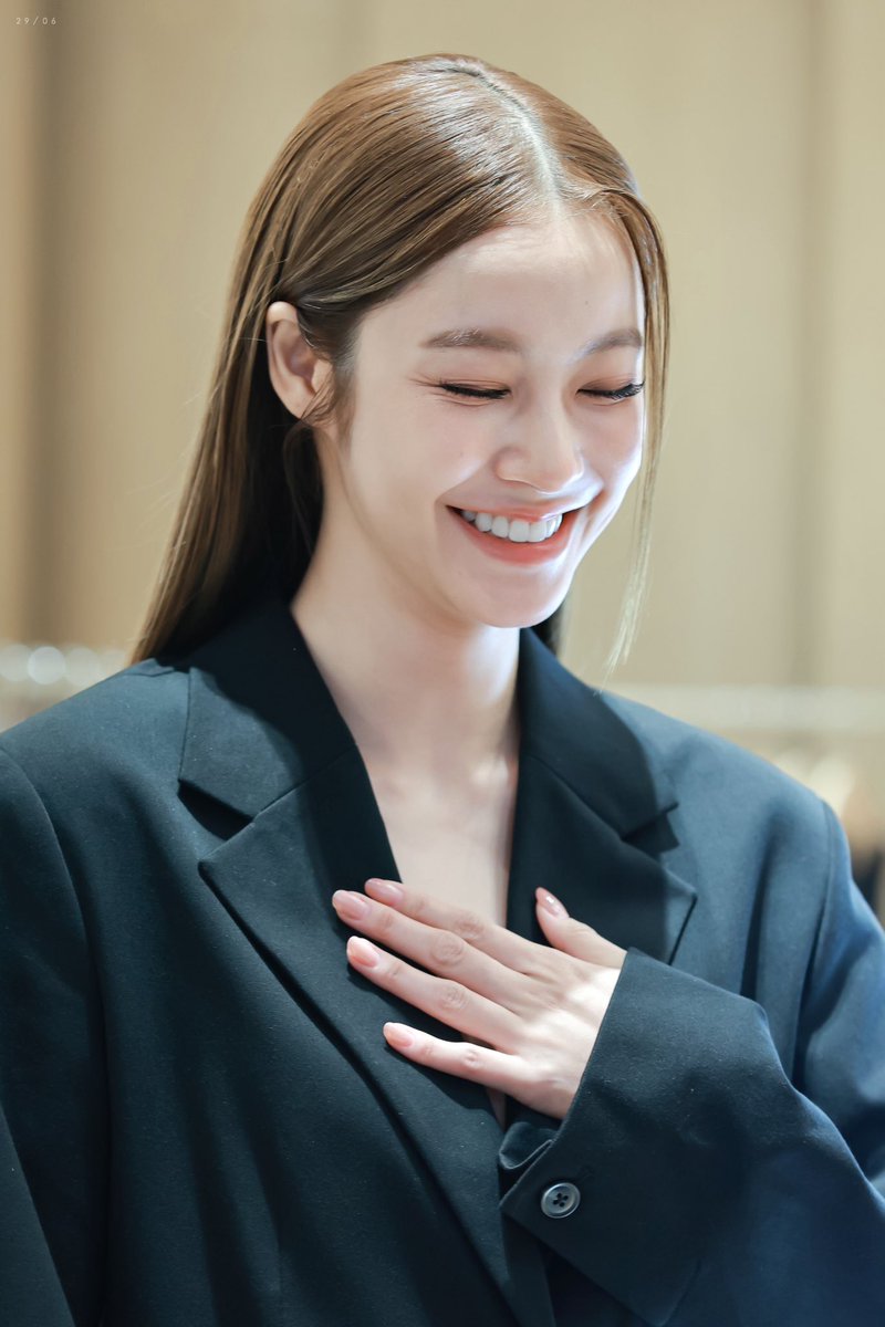 luhnmtnflm_'s tweet photo. her smile really heals every part of me🥺🤍
NAMTAN SAMSOESAMSOE OPENING
#SamsoeSamsoe
#SamsoeSamsoexNamtan
#NamtanTipnaree https://t.co/P8K1y49ter