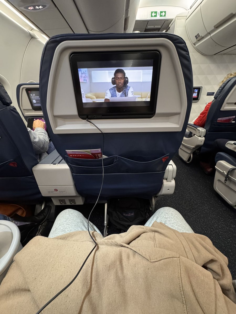 ѕмιяк ツ tweet media