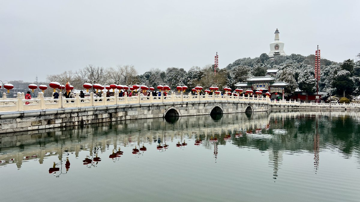 ChinaDaily's tweet photo. ❄️Snow dusts the iconic Corner Towers of the #ForbiddenCity, their red pillars and golden eaves contrasting beautifully against the white snow. Nearby, the White Pagoda of #BeihaiPark stands serene, framed by snow-laden red walls and frosted treetops. #Beijing (Photos: Zhang Yu'an)