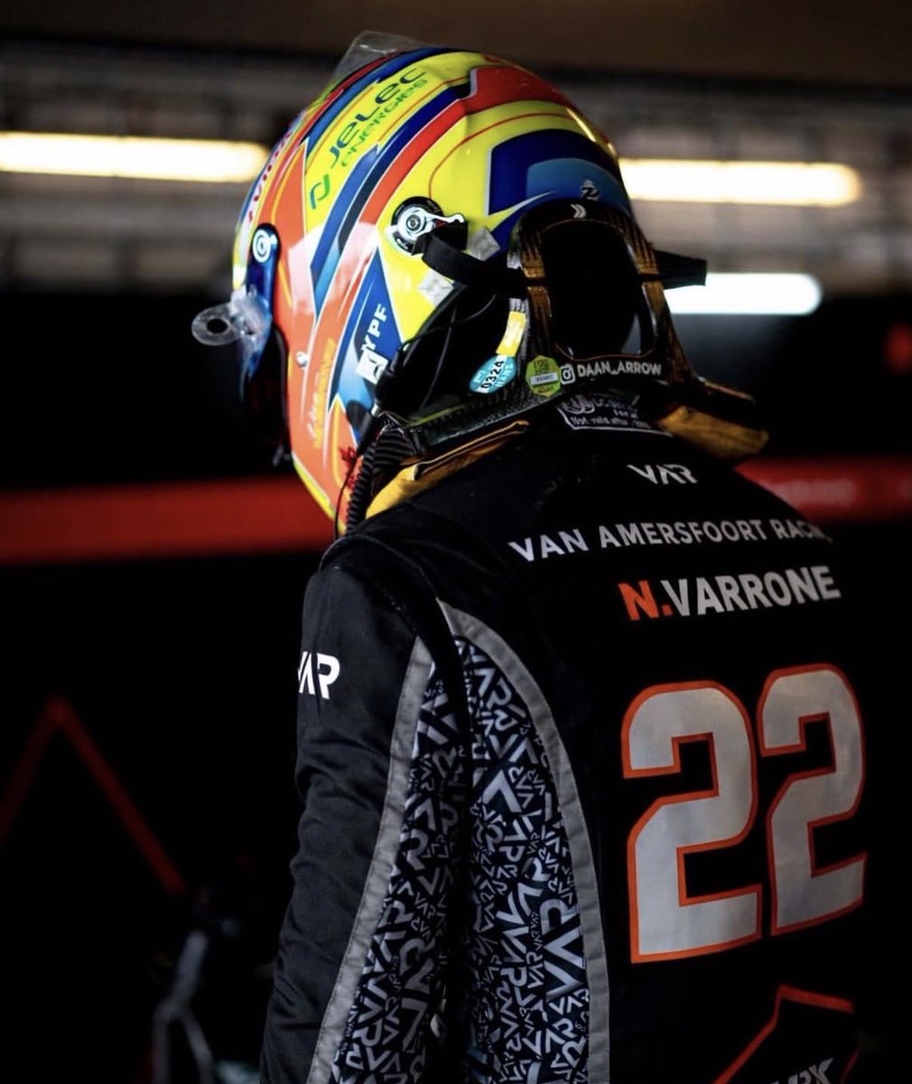 Gran trabajo de Nico Varrone. No tenemos dimensión de la desventaja con la que llega frente a la mayoría de estos chicos. Muchos ya corrieron en estos circuitos y llevan años trabajando con las Pirelli desde Fórmula 3.

Para Nico, cada vuelta es aprendizaje puro, y hoy se vio