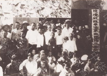 ChnEmbassy_jp's tweet photo. 1931年5月，日本指使朝鲜农民进入长春附近的万宝村，将旱田改为水田，当地200余户农地被淹。中国农民群起自卫，被日本警察血腥镇压。日本借此煽动中朝民族矛盾，使朝鲜半岛发生排华惨案，近万名华侨流离失所。 https://t.co/cHcobSgJoo