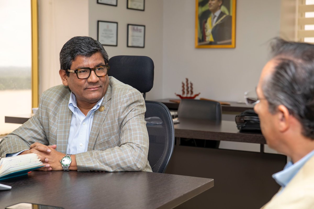 Produccion_Ecu's tweet photo. El ministro @LuisJaramilloOK mantuvo una reunión de trabajo con representantes de @AIMAEcuador, con el objetivo de fortalecer el diálogo público-privado y trabajo conjunto en beneficio del sector forestal y maderero del país🪵🇪🇨. https://t.co/6a1A3oPPni