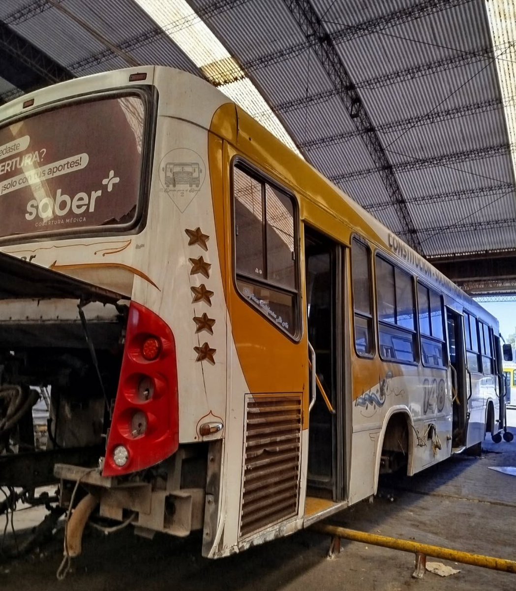 solotransito's tweet photo. Atención pasajeros
⚠️#linea148 el halcón finalmente se fué, luego de meses de desidia y abandonó total por parte de la empresa a los chóferes y unidades
Desde 2018 no invirtió un peso más en unidades OKM.
El abandono es total ...via @bairesbondis_ar https://t.co/yQCrT7PICU