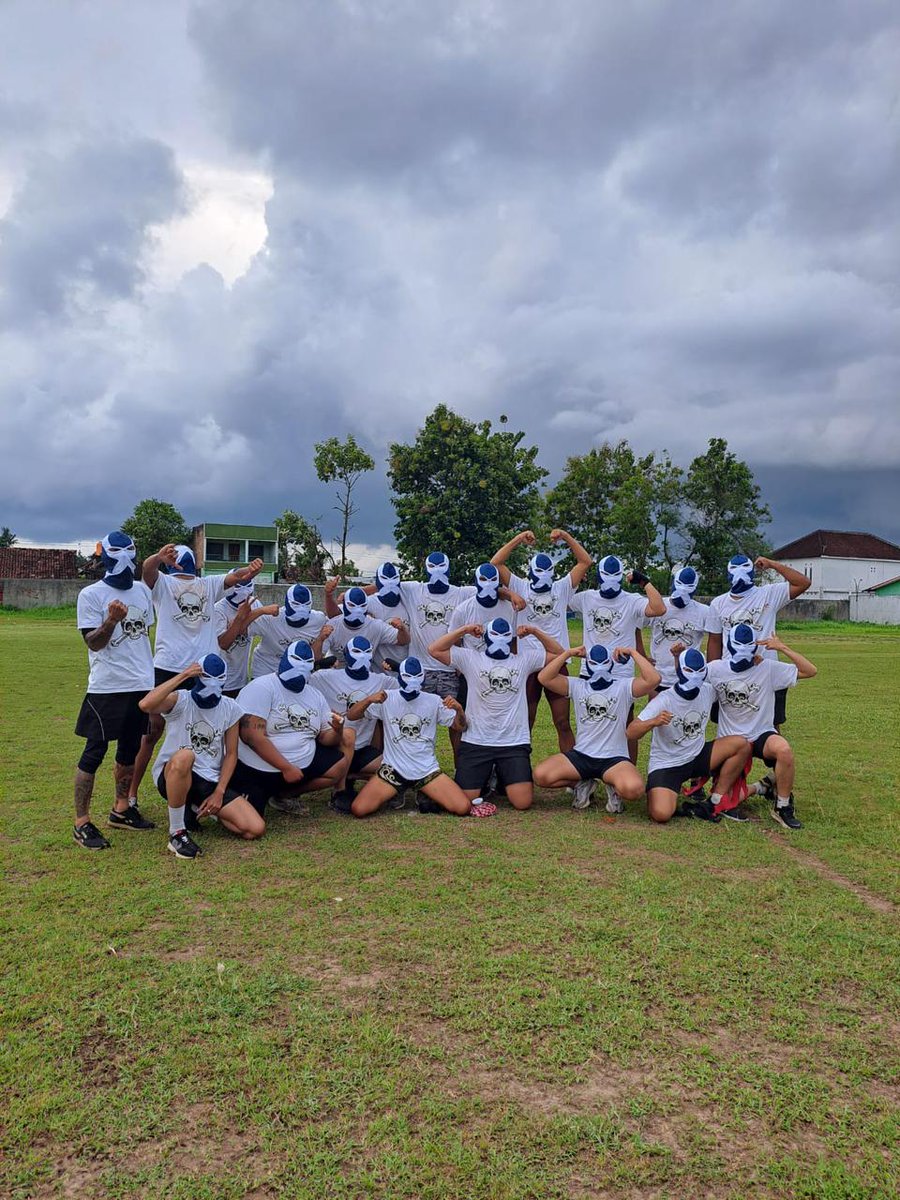 Dua jalur telah kami tempuh saat itu untuk menyelesaikan permasalahan: jalur diplomatik dan AF. Foto di bawah ini diambil setelah kami menunggu pihak Laleur Hejo untuk foto bersama, sebagai bukti bahwa persoalan telah selesai selepas AF. Sesuai dengan perjanjian di awal.