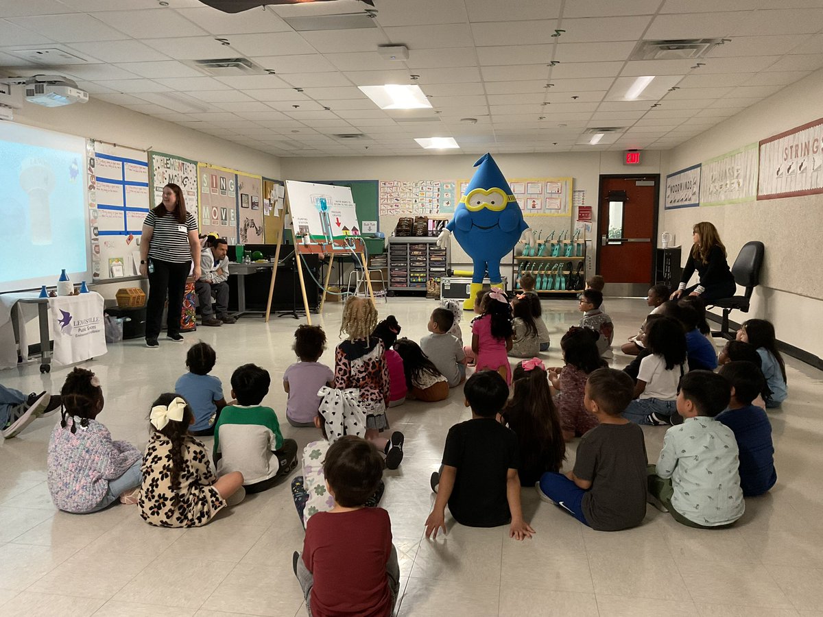 AbernathyPreK's tweet photo. Career Day @DeganElementary was AWESOME! The water department shared lots of information#rockyourrole. #wearedegan #LISDPk https://t.co/17MnbXL3JS