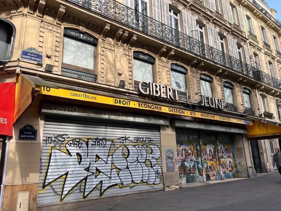 Gibert Jeune tire définitivement sa révérence, place Saint-Michel.  

Rideau de fer baissé, pancarte laconique : « Fermé définitivement ».  
Plus de rayonnages croulants sous les occasions jaunies, plus d’escalators grinçants ..

Quand une librairie ferme au cœur du Quartier