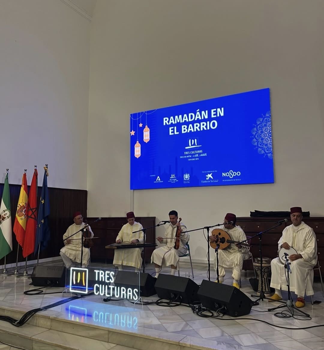 ConsuladoMarSev's tweet photo. شاركت القنصل العام للمملكة المغربية بإشبيلية، السيدة دنيا الدليرو في حفل إفطار نظمته مؤسسة الثقافات الثلاث بمناسبة الشهر الفضيل، حضره بالإضافة إلى أفراد من الجالية المغربية ممثلون عن المؤسسات الرسمية الاسبانية والمجتمع المدني. https://t.co/stTuVVadNm