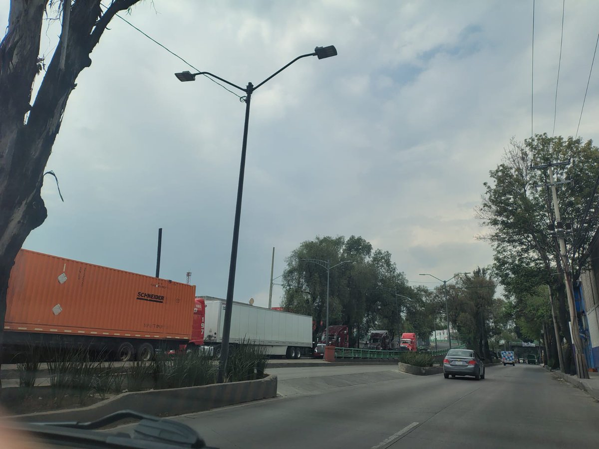 Porque nadie respeta la ley de vialidad en Azcapotzalco, como ya es costumbre ya no basta con aparcar en zona de disco, ahora hasta en la incorporación del puente entre Azcapotzalco la villa y Av. Ceylan  #peligroso <a href="/UCS_GCDMX/">Unidad de Contacto del Secretario SSC CDMX</a> <a href="/AzcapotzalcoMx/">Alcaldía Azcapotzalco</a> <a href="/NancyNunezmx/">NANCY NUÑEZ</a> <a href="/OVIALCDMX/">OVIAL_SSCCDMX</a>