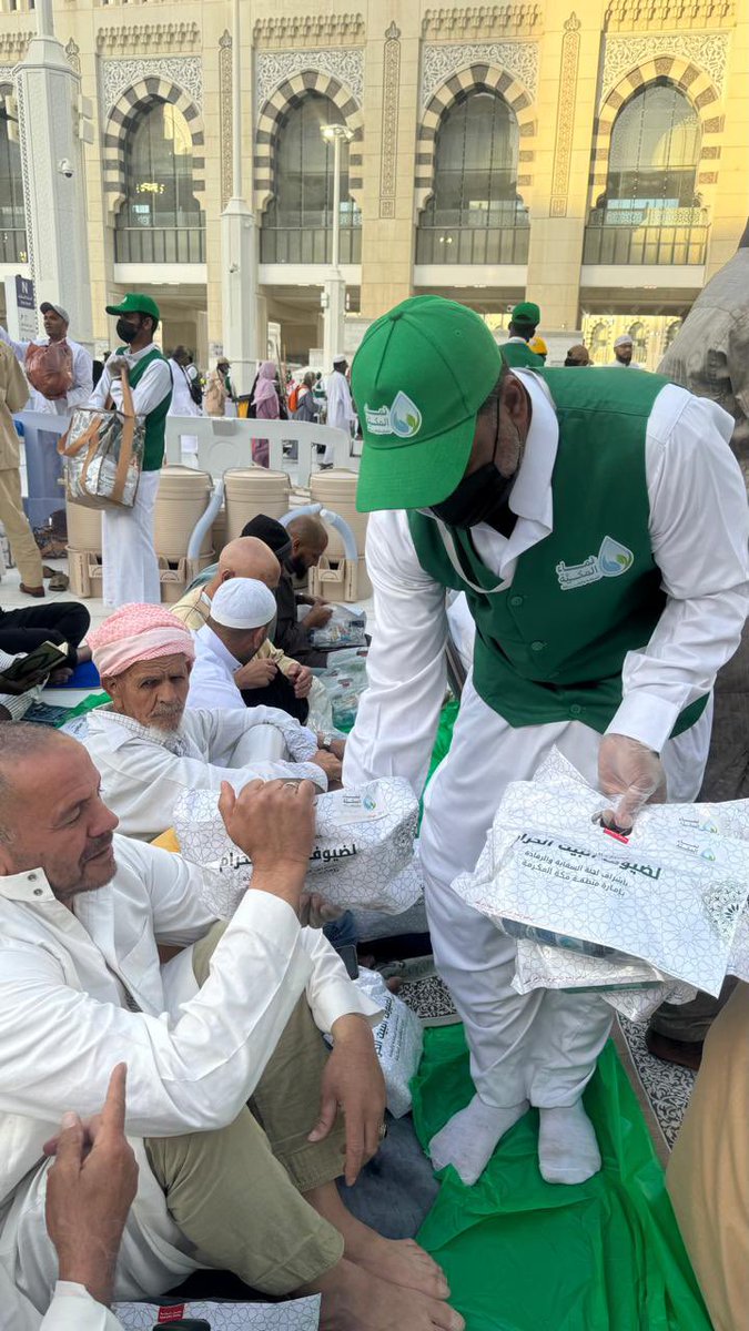 nmamakkahvol's tweet photo. في أروقة الخير وبين ضيوف الرحمن… تتجلى أجمل صور العطاء.

متطوعو نماء المكية يواصلون خدمتهم بكل حب في المسجد الحرام يوزعون وجبات إفطار الصائم  ويصنعون الأثر مستلهمين شرف المكان وعظمة الرسالة.

عطاءٌ بصمت… وأجرٌ بإذن الله عظيم.
فخورون بمتطوعينا الذين يجعلون من التطوع رسالة إنسانية نابضة بالحياة.

#نماء_المكية_للسقاية_والرفادة 
#مركز_نماء_المكية_التطوعي 
#خدمة_ضيوف_الرحمن
#التطوع_حياة 🤍🌙