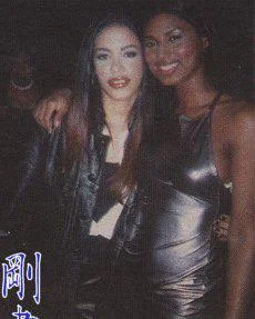 Aaliyah_Fanatic's tweet photo. Aaliyah with a fan, 2000 https://t.co/nG7OYXfZM3
