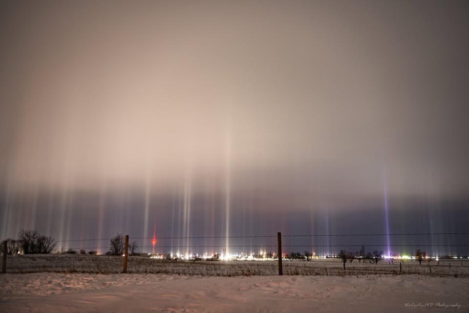 MBWeatherCentre's tweet photo. The Light Pillars last night around Brandon, Manitoba were CRAZY ‼️
#MBwx #MBStorm #bdnmb #Manitoba #Weather #LightPillars #Amazing
-Justin. 🤓 https://t.co/Y5vJsY5BSw
