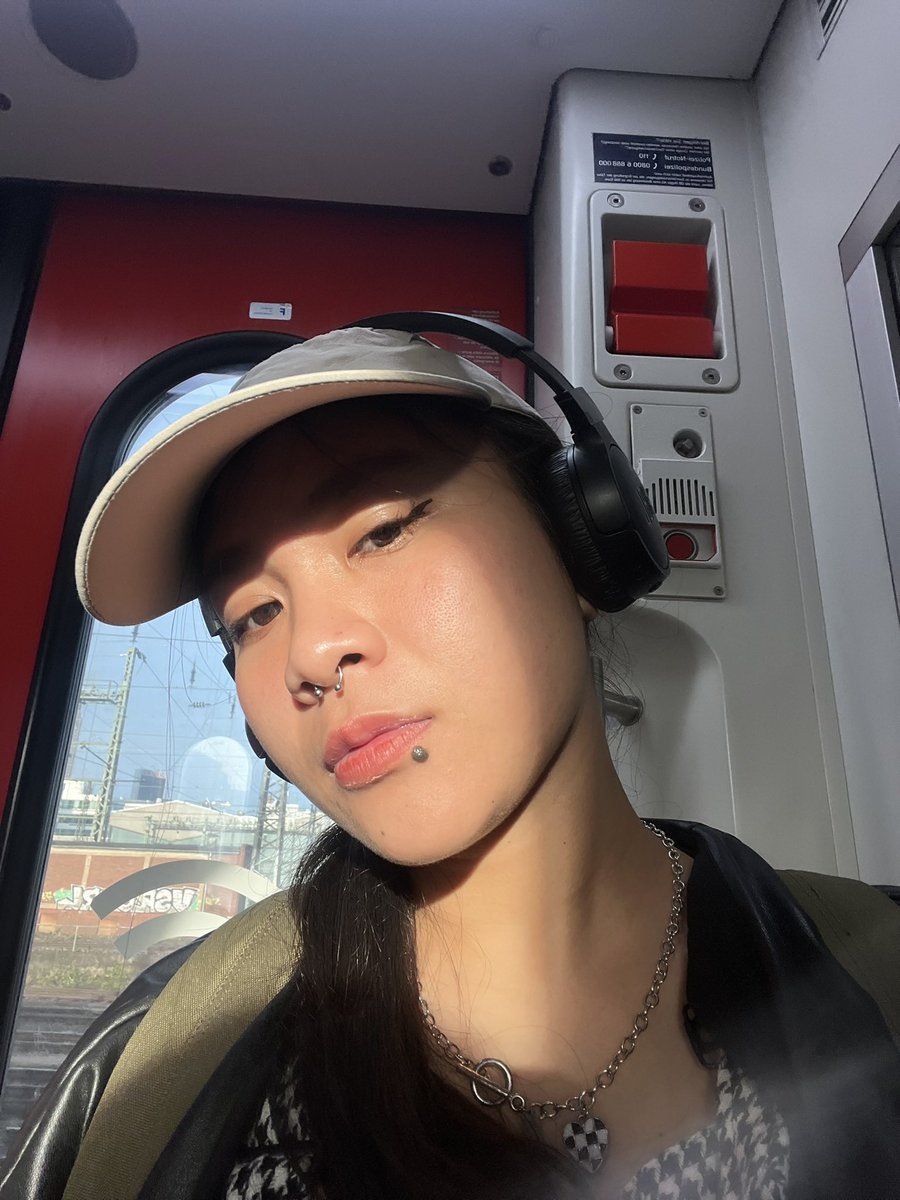 phivalue's tweet image. Agak penasaran sih, orang yang izin minjem duit sama gw tuh aware gak ya gw currently jugling 4 different kerja serabutan just to pay bills that even dont belong to me #mode #galak #dan #rockandroll