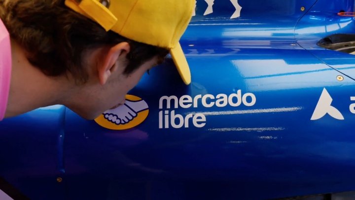 imagínate odiarlo y que él este en el garage de alpine besando la etiqueta de mercado libre