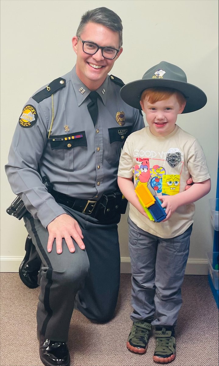 kystatepolice's tweet image. This #ReadAcrossAmerica Week, KSP is bringing stories &amp;amp; smiles to students.📚Captain Dallas Greer visited Cornerstone Christian Preschool, reading "Green Eggs and Ham" and the "A, B, C Book." The kids loved getting badge stickers and coloring KSP’s mascot, Justice. (1/2)
