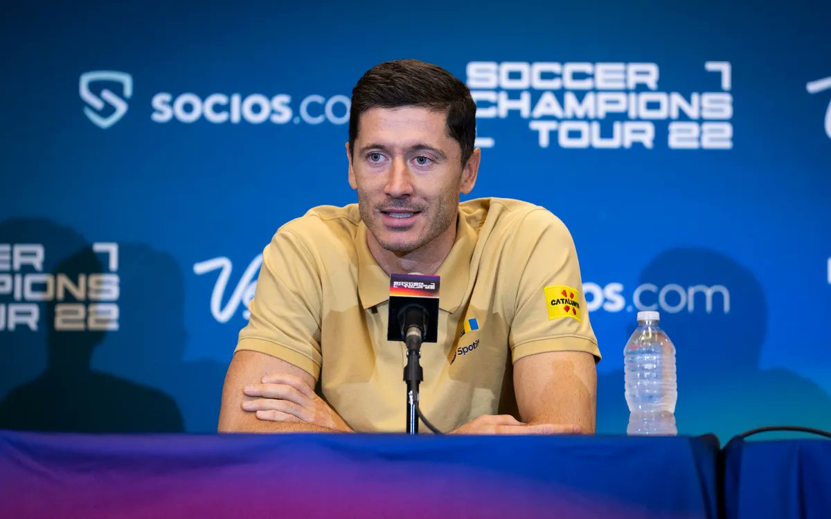 Resumen de la rueda de prensa de Lewandowski de hoy: Hemos tenido un buen partido; parece que el equipo empieza a conectar más. Parece que a Mbappé aún le falta conectar un poco con todos, de ahí que su único gol de hoy sea el de penalti y yo haya metido 4 por mi nivel.