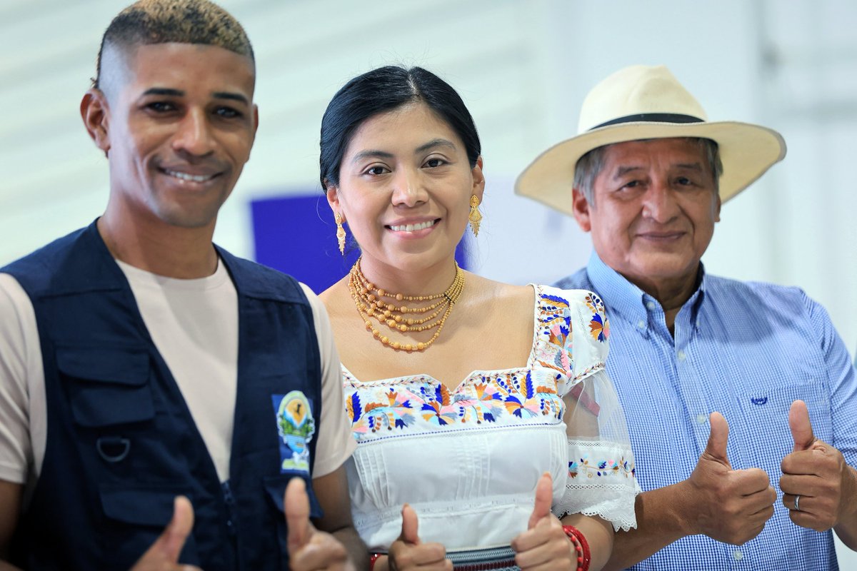 Adnecuadorok's tweet photo. 🇪🇨 Más inversión para quienes sostienen la economía de sus comunidades.

El presidente @DanielNoboaOk entregó USD 7,1 millones a 64 organizaciones indígenas, afroecuatorianas y montuvias de 23 provincias, para impulsar proyectos productivos en agricultura, turismo, textil y artesanías.

Esta inversión fortalecerá las economías comunitarias y beneficiará a más de 20.000 familias en 300 parroquias de 104 cantones del país, generando más oportunidades de trabajo y desarrollo.