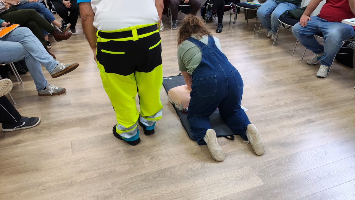 javiersobrino9's tweet photo. "APRENDIENDO JUNTOS A SALVAR VIDAS" ‼️🆘🚑 Segunda convocatoria 2025/26 en el #CtifMadridEste 

Manos que enseñan. Manos que acompañan. Manos que pueden salvar vidas.

Profesionales del SUMMA 112 enseñan al profesorado cómo actuar ante emergencias vitales.
#DGBYCE 
@educacmadrid https://t.co/SItmHh4FTK
