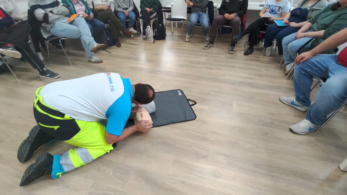 javiersobrino9's tweet photo. "APRENDIENDO JUNTOS A SALVAR VIDAS" ‼️🆘🚑 Segunda convocatoria 2025/26 en el #CtifMadridEste 

Manos que enseñan. Manos que acompañan. Manos que pueden salvar vidas.

Profesionales del SUMMA 112 enseñan al profesorado cómo actuar ante emergencias vitales.
#DGBYCE 
@educacmadrid https://t.co/SItmHh4FTK