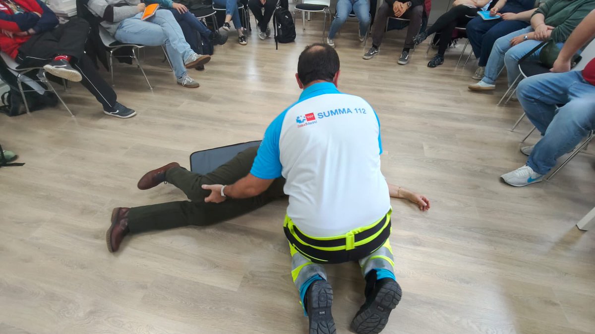 javiersobrino9's tweet photo. "APRENDIENDO JUNTOS A SALVAR VIDAS" ‼️🆘🚑 Segunda convocatoria 2025/26 en el #CtifMadridEste 

Manos que enseñan. Manos que acompañan. Manos que pueden salvar vidas.

Profesionales del SUMMA 112 enseñan al profesorado cómo actuar ante emergencias vitales.
#DGBYCE 
@educacmadrid https://t.co/SItmHh4FTK
