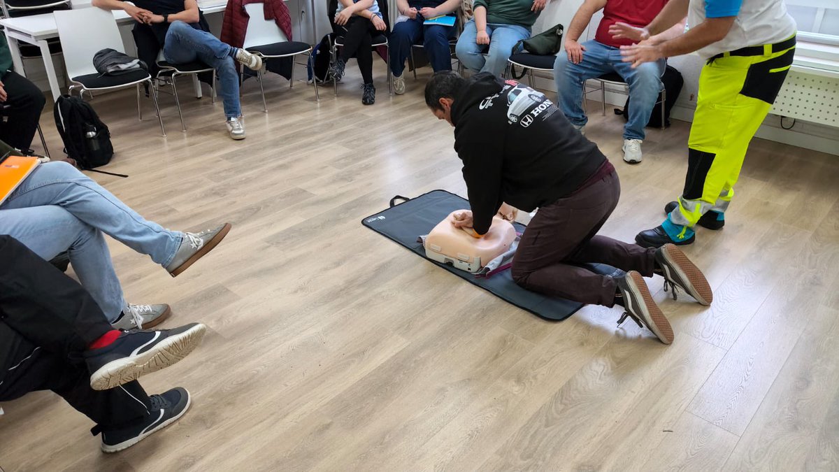 javiersobrino9's tweet photo. "APRENDIENDO JUNTOS A SALVAR VIDAS" ‼️🆘🚑 Segunda convocatoria 2025/26 en el #CtifMadridEste 

Manos que enseñan. Manos que acompañan. Manos que pueden salvar vidas.

Profesionales del SUMMA 112 enseñan al profesorado cómo actuar ante emergencias vitales.
#DGBYCE 
@educacmadrid https://t.co/SItmHh4FTK
