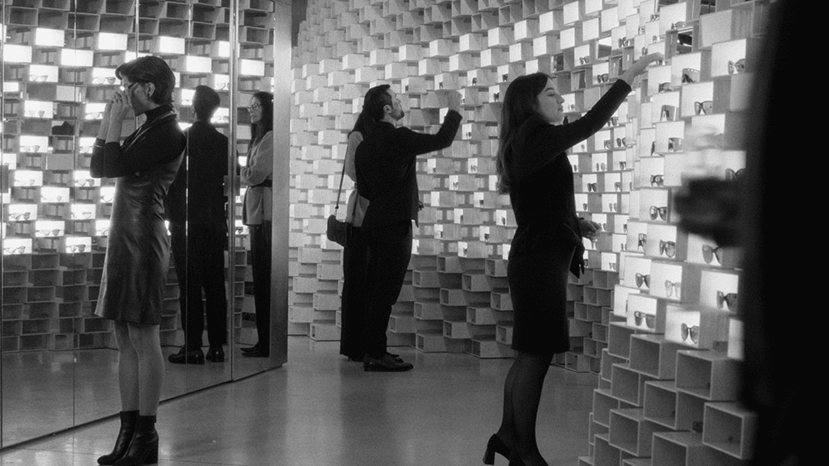 here's my reminder to watch oscar nominee for best live action short film "deux personnes échangeant de la salive" it's sapphic, it's french, feels like if yorgos lanthimos (especially the lobster lanthimos) directed carol