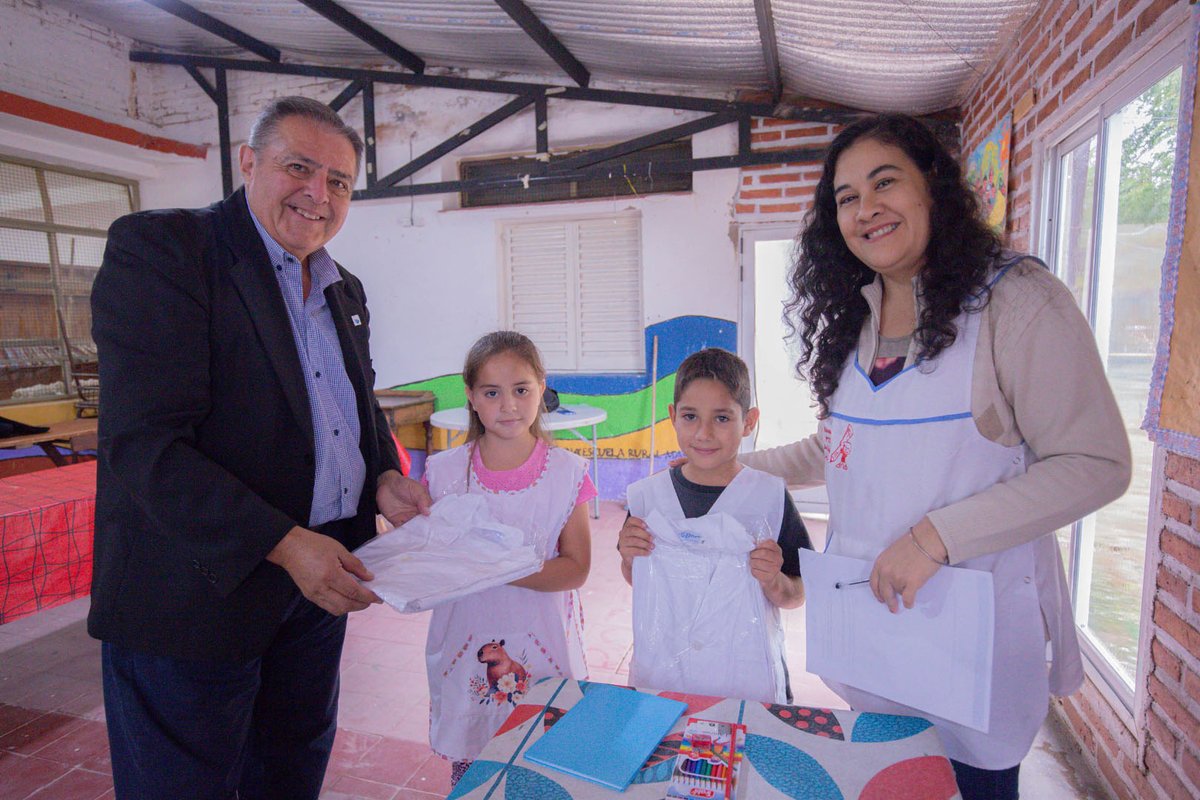 ULPSanLuis's tweet photo. ¡Educación presente en el interior! 🏫

📚 A pesar de la lluvia, llegamos a Bajo de Veliz y Los Lobos para entregar kits escolares y guardapolvos a estudiantes rurales del Dpto. Junín.

📲 Leé la nota completa 👉🏻 https://t.co/ZczEBZ44rG https://t.co/49aVjNl8yb
