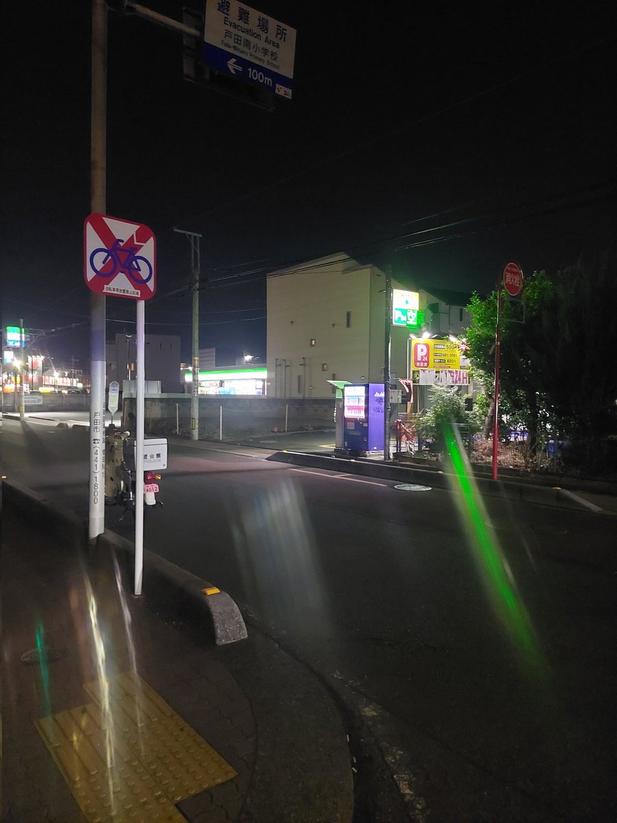 hiroya_faucon's tweet photo. @spp_jyouhoukan ���不審車】交差点付近で横断歩道からもすぐのところにハザードもつけず邪魔な単車をまずどうにかしなさい
 #埼玉県警 https://t.co/IgCPedxtJq