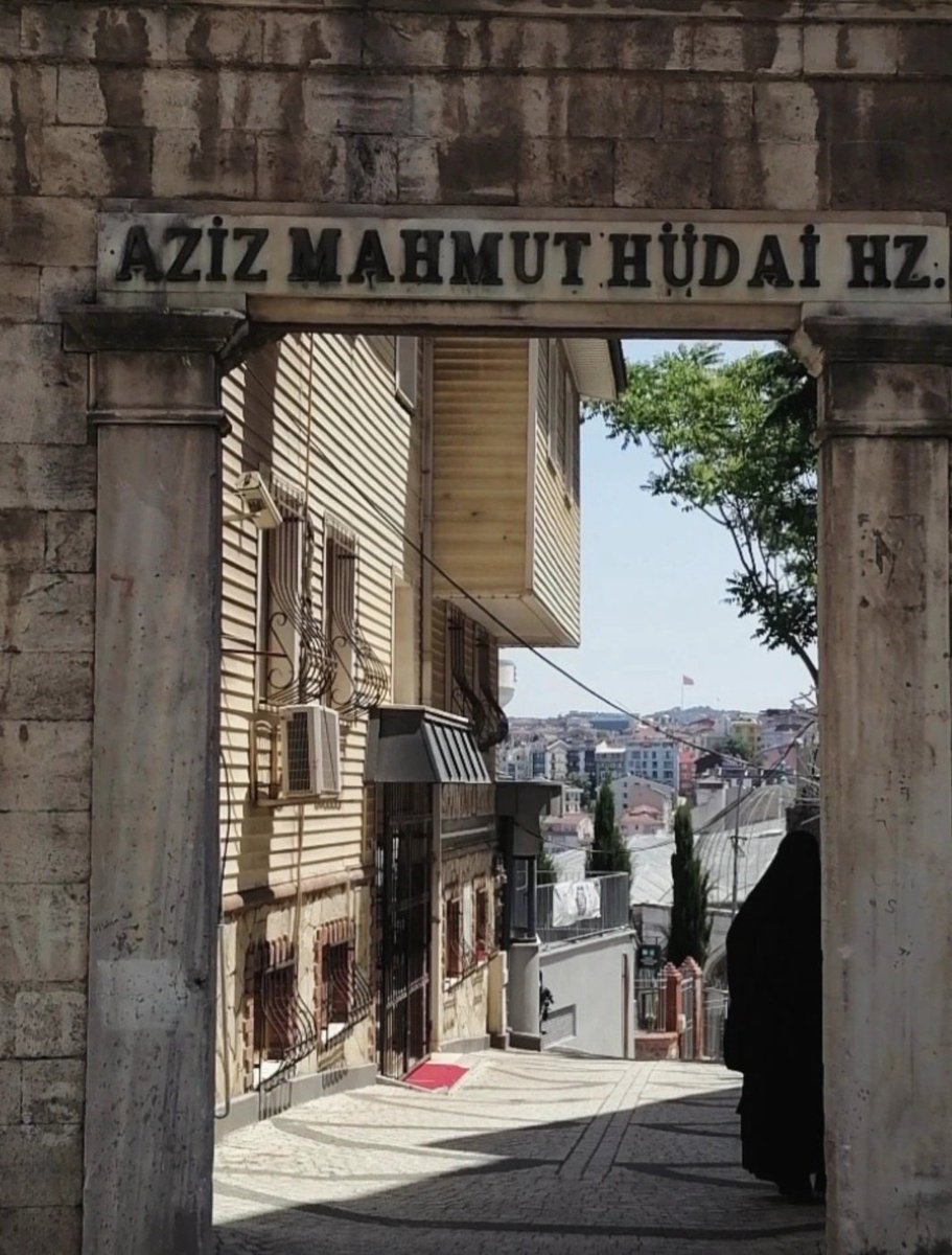 **
Diriyken ölmek 
Ölümle dirilmek 
Bismi hay ...

...Ölüden diri, diriden ölü çıkartır 

/Rum 19/