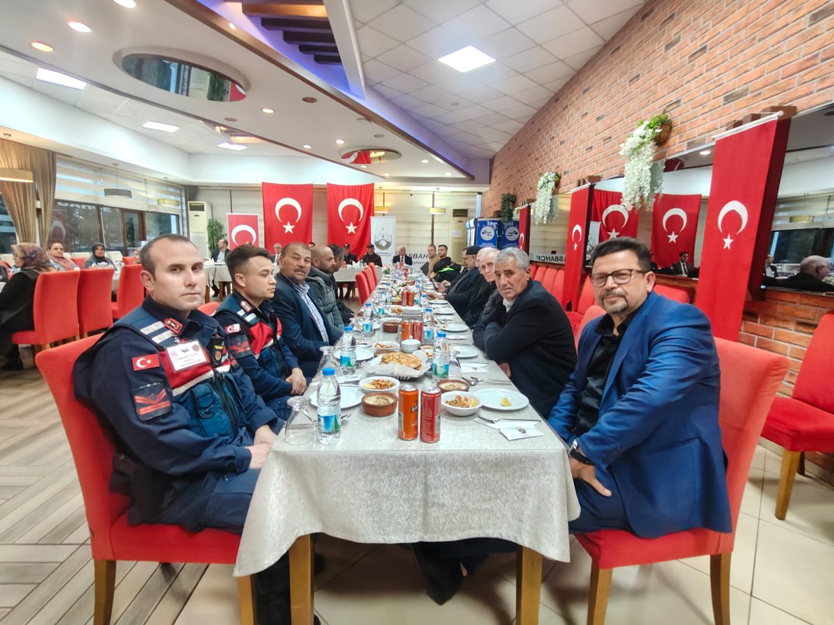 Dünya Yetimler Günü vesilesiyle Kaymakamlığımız himayelerinde; şehit ailelerimiz, gazilerimiz, evlatlarımız ve ilçe protokolümüzün katılımıyla iftar programında bir araya geldik. Kaymakamımız Sn. Ramazan Çelebi’nin teşrifleriyle programda dayanışmanın bereketini paylaştık. 🌙