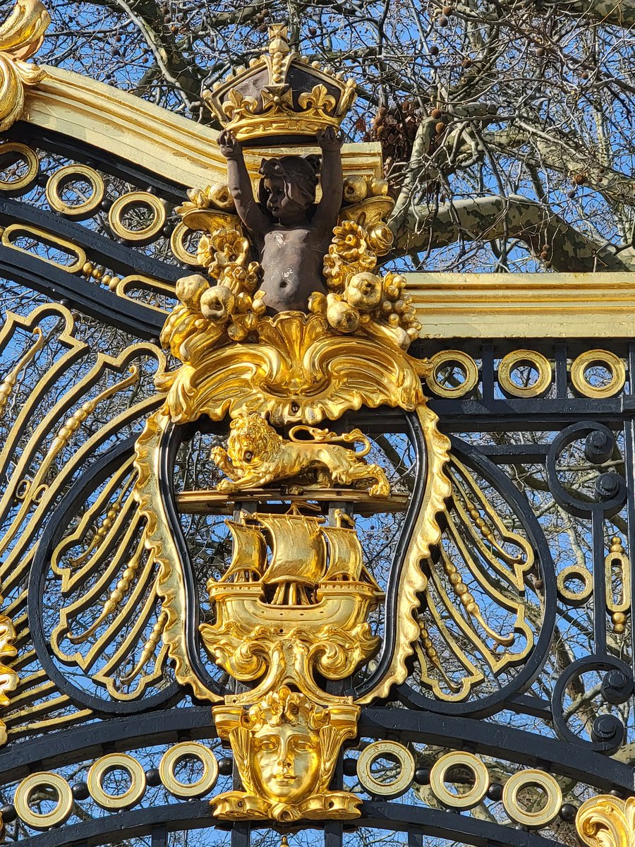 QofNB's tweet photo. I saw some New Brunswick pride today on the Canada gate at Buckingham Palace. https://t.co/bsBSACvKAu
