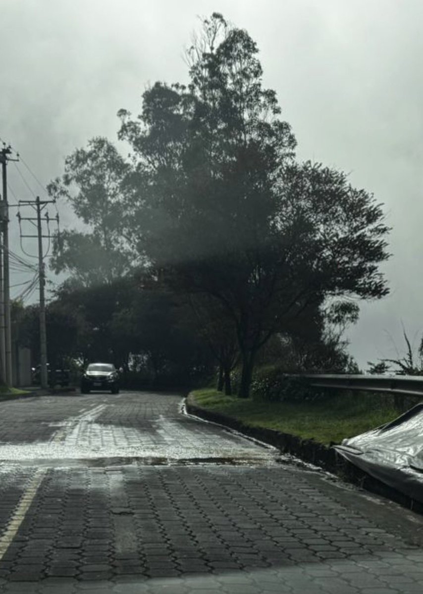 rockxc2026's tweet photo. @NoNegligencia La semana pasada, un especialista del municipio en televisión dijo que había filtración de agua, en la calle Ant. Camino a Nayon pasa la tubería de agua potable que va a Nayon. En el sitio del deslave la tubería se rompió hace algunos meses atrás, tardaron varios días en reparar https://t.co/2vIesjEkd6