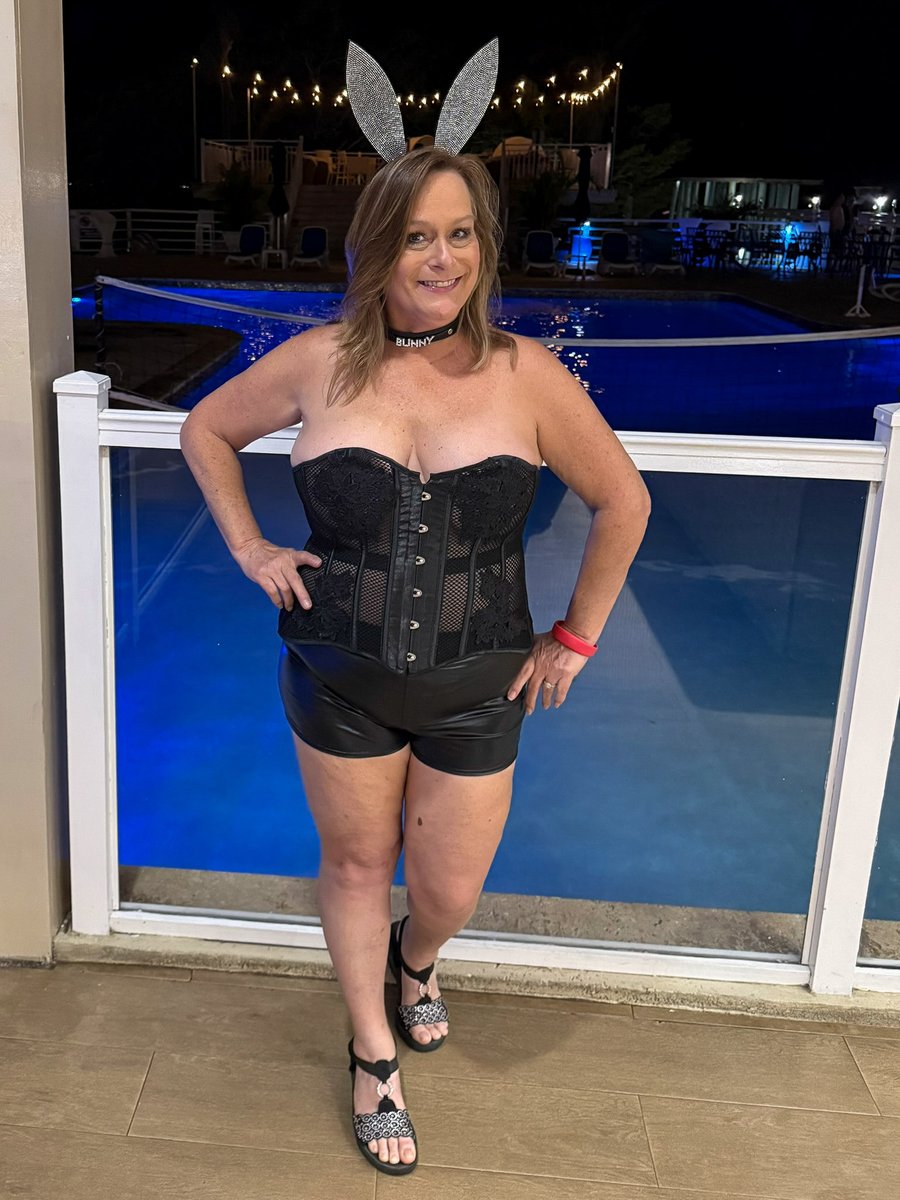 Last night was Corsets and Lace. Thank you Janice for the Bunny choker so Bunny wore her bling ears to compliment the look 😀