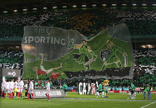 McQueenInfos's tweet photo. Há 10 anos, o Benfica entrava em Alvalade para ganhar o campeonato, sem medo de ninguém.

Ederson, André Almeida, Lindelof, Jardel, Eliseu, Samaris, Renato Sanches, Pizzi, Gaitán, Mitroglou e Jonas foram os onze iniciais. 
No banco ainda estavam Paulo Lopes, Nélson Semedo, Fejsa, Salvio, Talisca, Raúl Jiménez e Gonçalo Guedes…

Que equipa. Que qualidade. Que mentalidade. 😍

Olhar para isto hoje e perceber o downgrade brutal do plantel é inevitável. 

A pergunta impõe-se, quantos destes não seriam titulares de caras no Benfica atual?