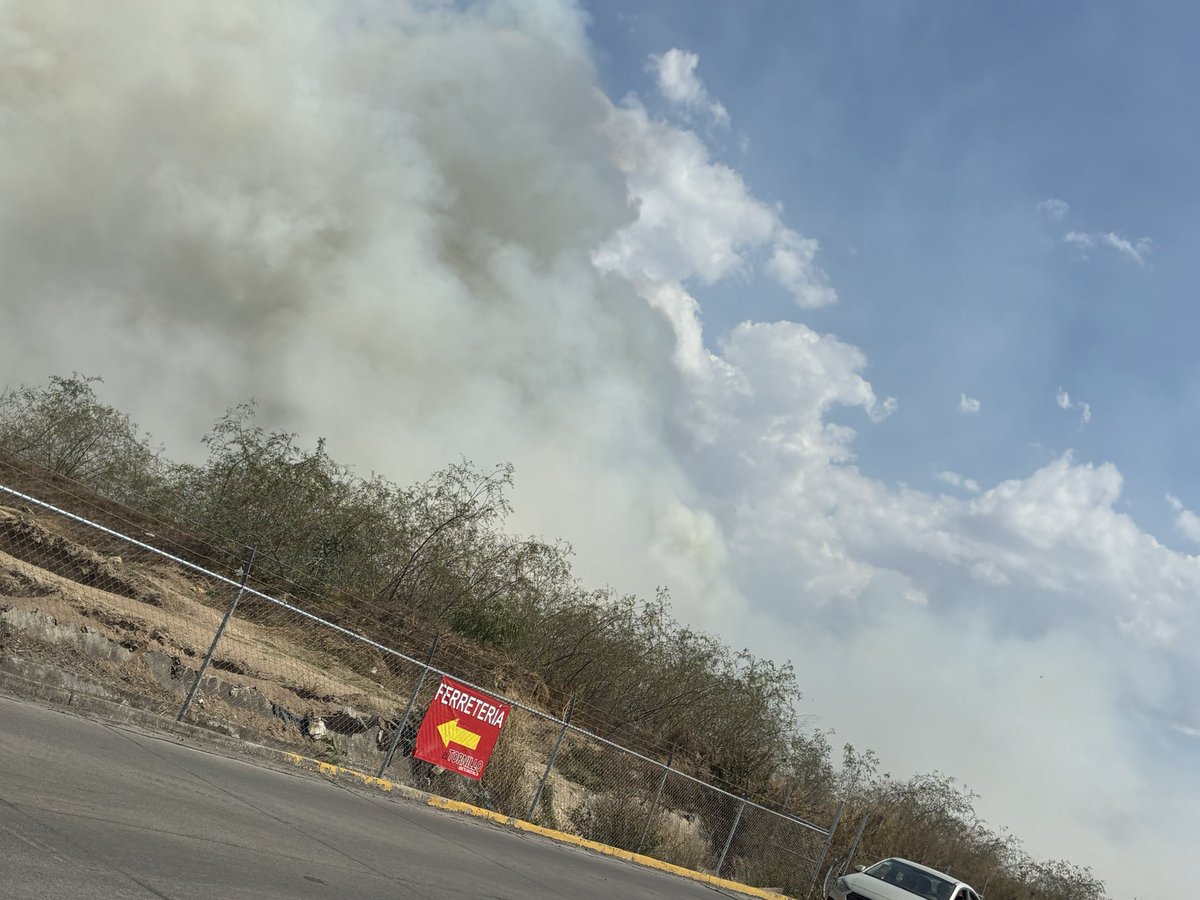 dlira023's tweet photo. @Trafico_ZMG ayuda a reportar incendio en predio Fracc La Moraleja, Zapopan humo intenso y el fuego se salió de control es el paso hacia el fraccionamiento, las llamas por el aire tocan los carros. Diversos reportes telefónicos sin atención @ZapopanGob @UMPCyBZ @PCJalisco https://t.co/2m8JyBXDNY