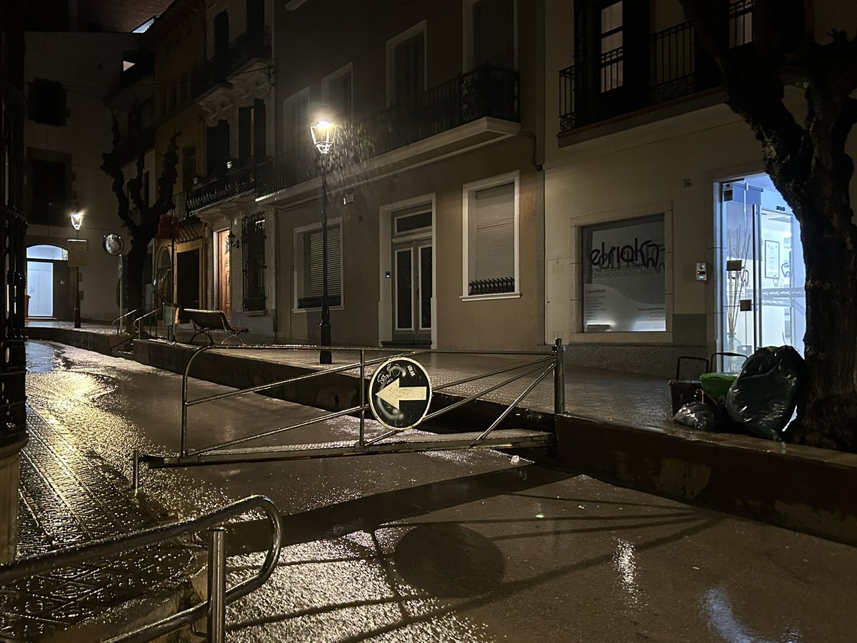 Les passeres són un element singular del Maresme, de la corrua de rials, rieres, rieranys, rigueranys i torrents en sengles trams urbans, a sobre del basament granític (terrer/sauló). Ara, el Rial sa Clavella baixa plàcidament i gentil, flux laminar...joia immensa!